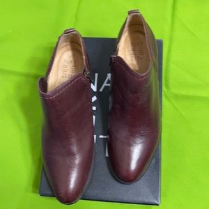 New woman’s Naturalizer Zaire booties size 9